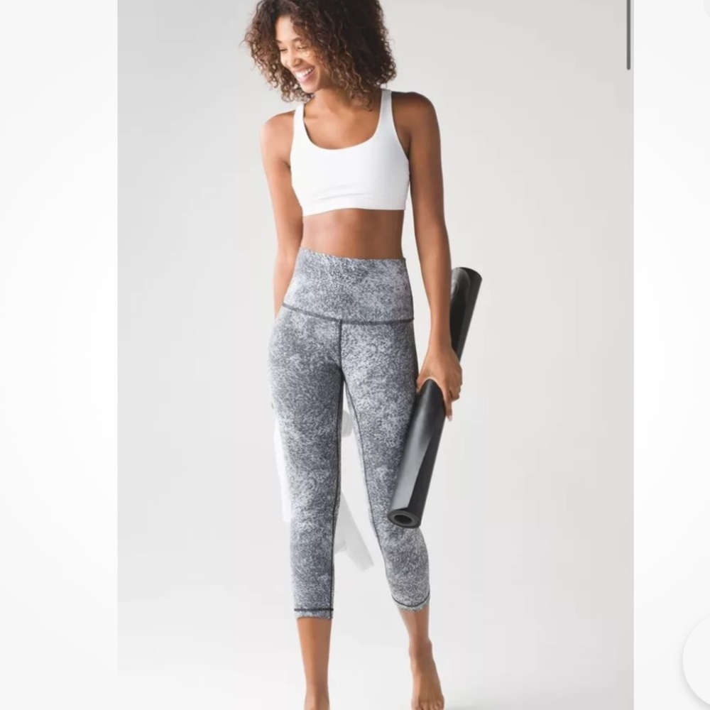 Lululemon Wunder Under Crop High-Rise in Luon Spray Jacquard White Black Size 8 - Picture 6 of 7